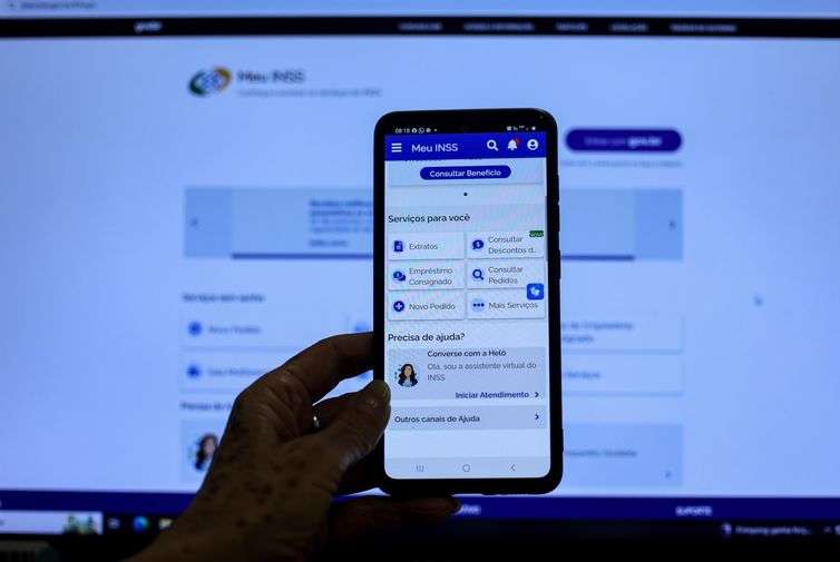 Joédson Alves/Agência Brasil Brasília (DF), 14/05/2025 - Aposentada Neide Maria, recebeu o aviso no APP meu INSS, que teve desconto associativo nos últimos 5 anos.
A partir desta quarta-feira (14), os aposentados e pensionistas do Instituto Nacional do Seguro Social (INSS) podem requerer a devolução de valores descontados indevidamente nos últimos anos. O pedido deve ser feito por meio do aplicativo Meu INSS, pelo site de mesmo nome ou pelo telefone 135.
Foto: Joédson Alves/Agência Brasil