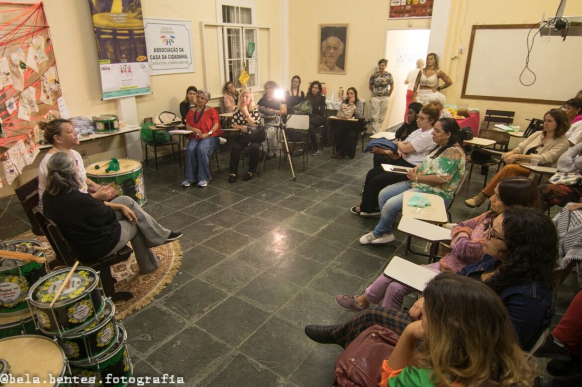 Iniciativa reúne mulheres em oficinas de percussão, ritmos e teatro, com foco em formação, cidadania e protagonismo feminino