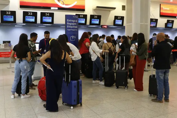 Movimento de passageiros no Aeroporto Santos Dumont no primeiro dia de greve dos aeronautas. 